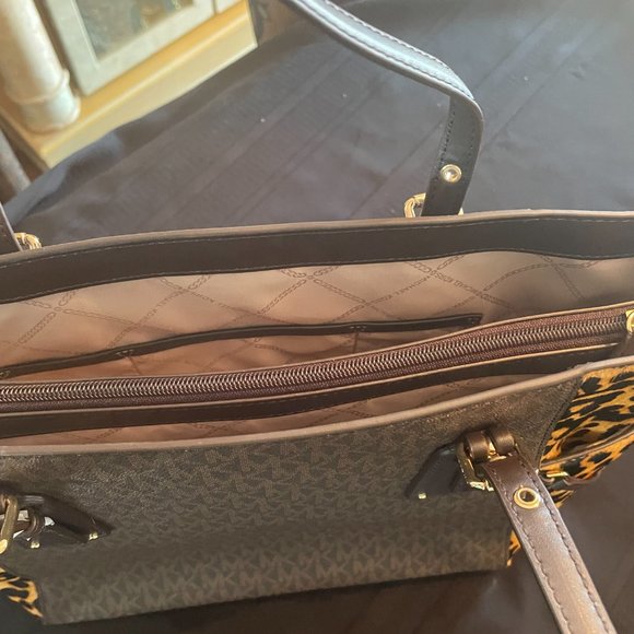 Michael Kors Signature Logo Accordion Tote Bag with Leopard Trim - Picture 4 of 6